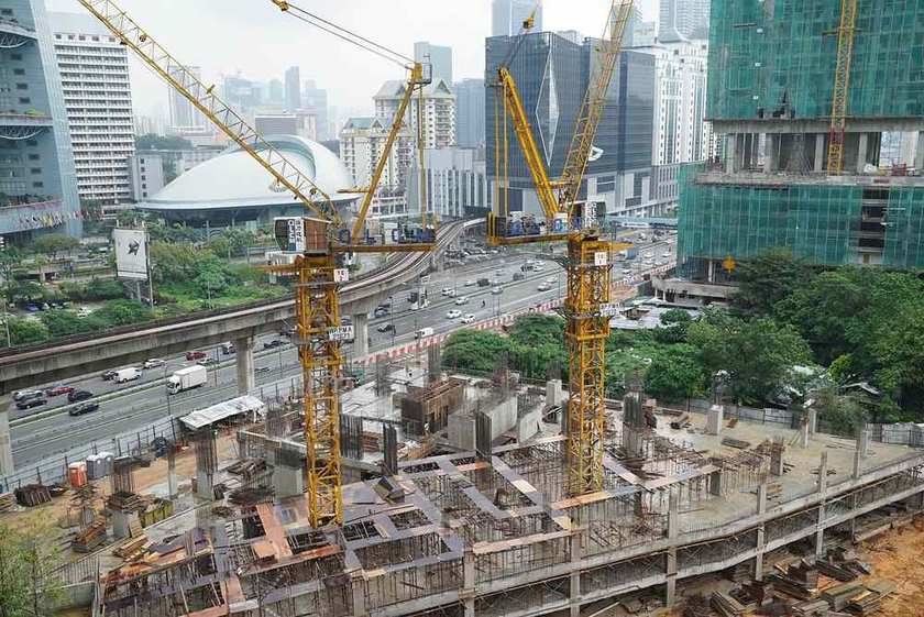 Vue aérienne d'un site de construction entouré de routes et de bâtiments en développement Vue aérienne d'un site de construction entouré de routes et de bâtiments en développement