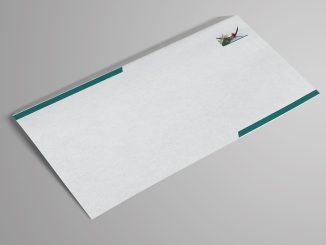 Enveloppe blanche à bandes vertes, logo discret, sur fond gris neutre