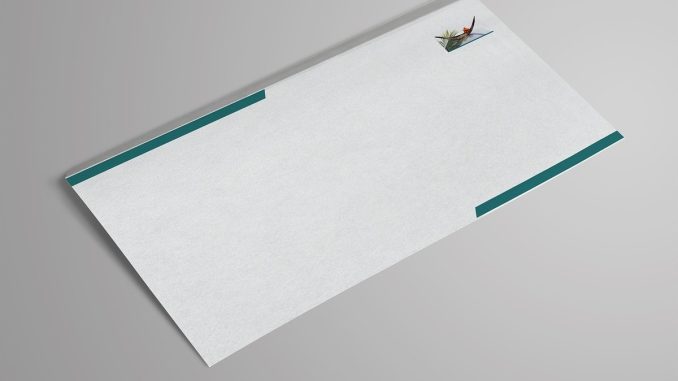 Enveloppe blanche à bandes vertes, logo discret, sur fond gris neutre