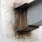 Charpente métallique ou dalle béton : bien suspendre son mur mobile