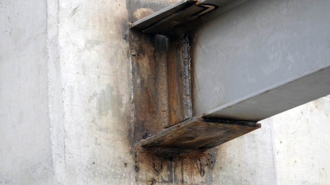 Charpente métallique ou dalle béton : bien suspendre son mur mobile
