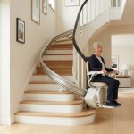 Monte-escalier moderne sur un escalier tournant, maison lumineuse