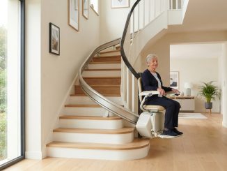 Monte-escalier moderne sur un escalier tournant, maison lumineuse