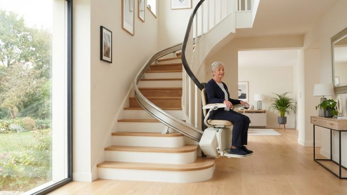 Monte-escalier moderne sur un escalier tournant, maison lumineuse