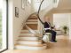 Monte-escalier moderne sur un escalier tournant, maison lumineuse