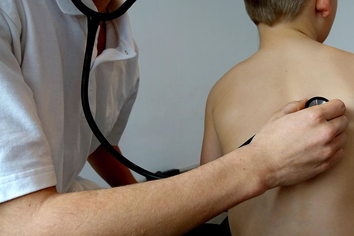 Médecin examinant le cœur d'un enfant avec un stéthoscope Médecin examinant le cœur d'un enfant avec un stéthoscope
